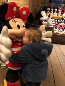 Niños pequeños caminando en Main Street Disneyland París